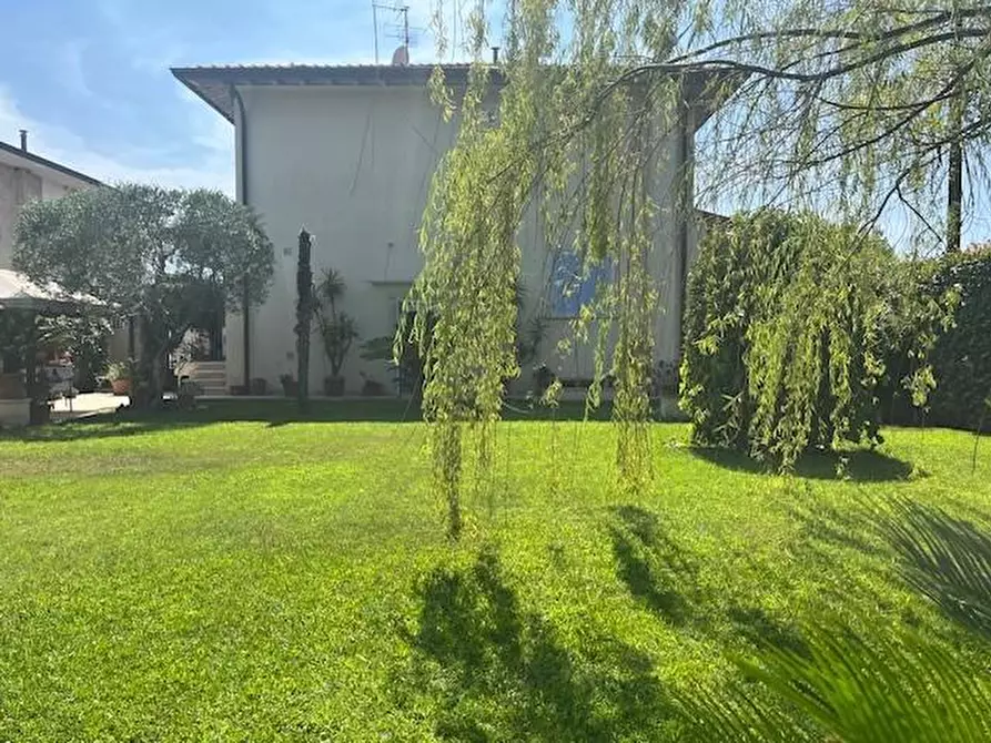 Immagine 14 di Casa trifamiliare in vendita  a Camaiore