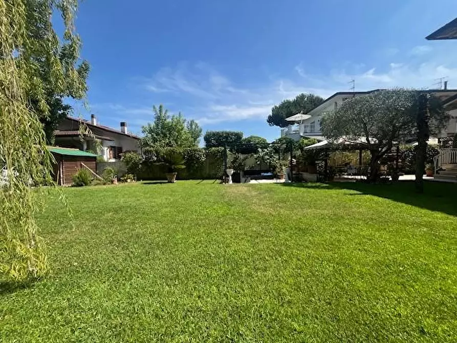 Immagine 12 di Casa trifamiliare in vendita  a Camaiore