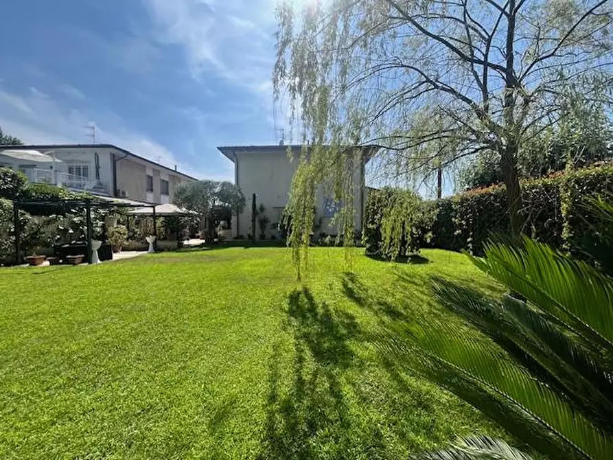 Immagine 22 di Casa trifamiliare in vendita  a Camaiore