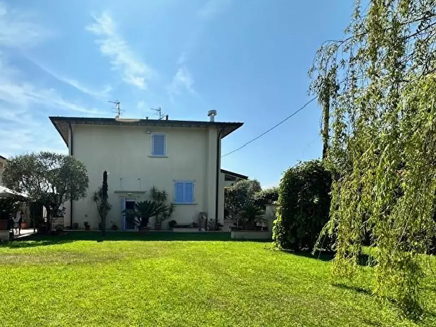 Immagine 16 di Casa trifamiliare in vendita  a Camaiore