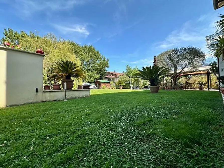 Immagine 5 di Casa trifamiliare in vendita  a Camaiore