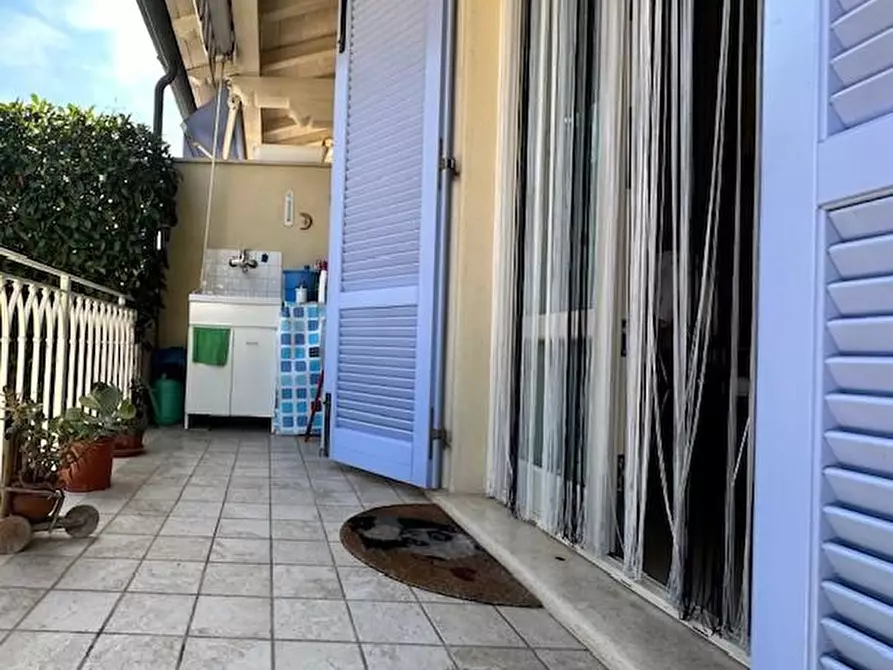 Immagine 9 di Casa trifamiliare in vendita  a Camaiore
