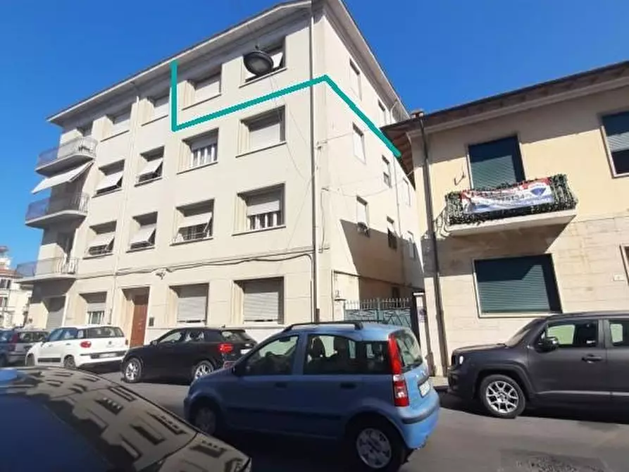 Immagine 1 di Appartamento in vendita  a Viareggio