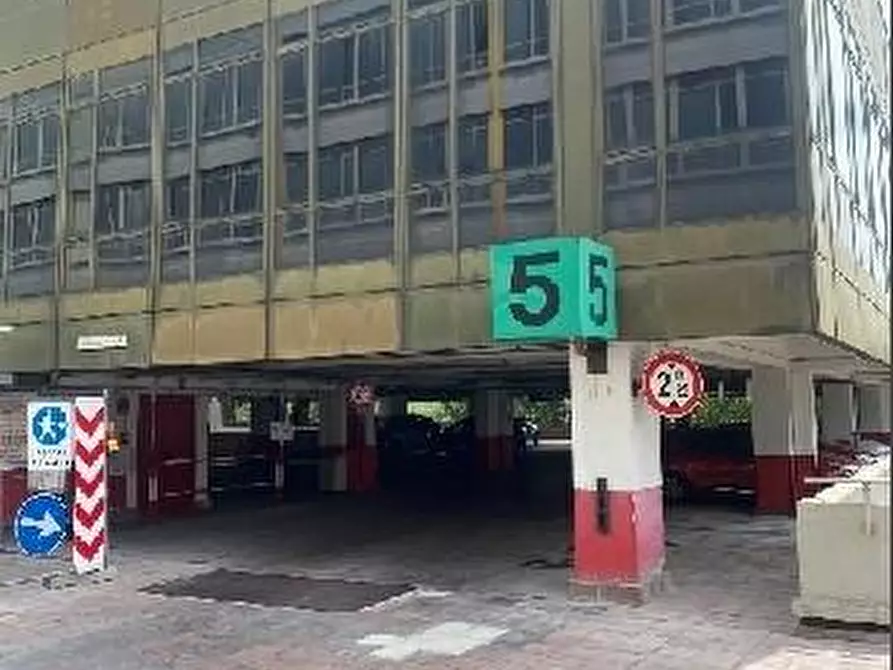 Immagine 1 di Garage in vendita  a Torino