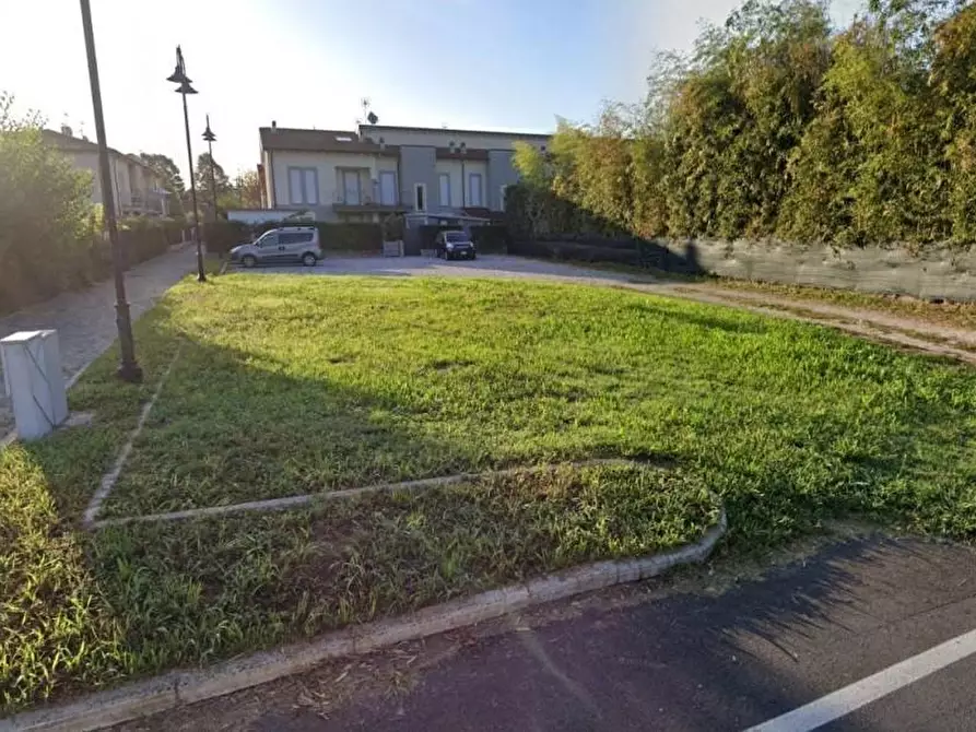Immagine 3 di Garage in vendita  a Pietrasanta