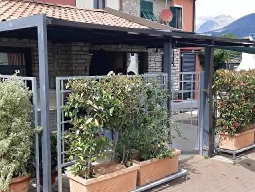 Immagine 1 di Casa bifamiliare in vendita  a Massa