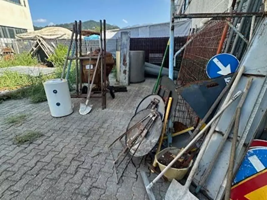 Immagine 2 di Capannone industriale in vendita  a Massa