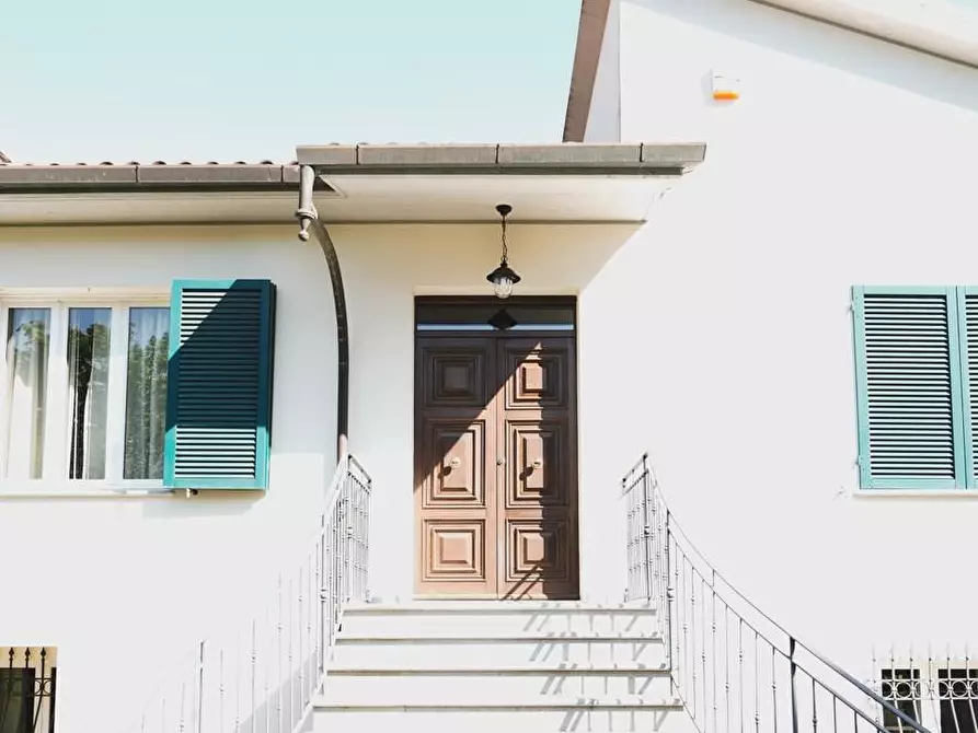 Immagine 3 di Villa in vendita  a Pisa