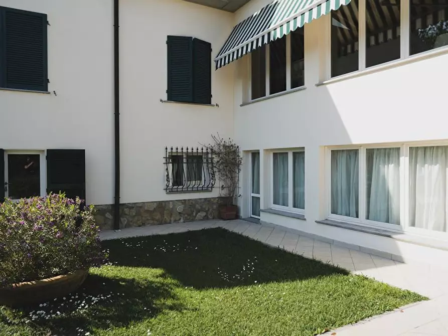 Immagine 2 di Villa in vendita  a Pisa