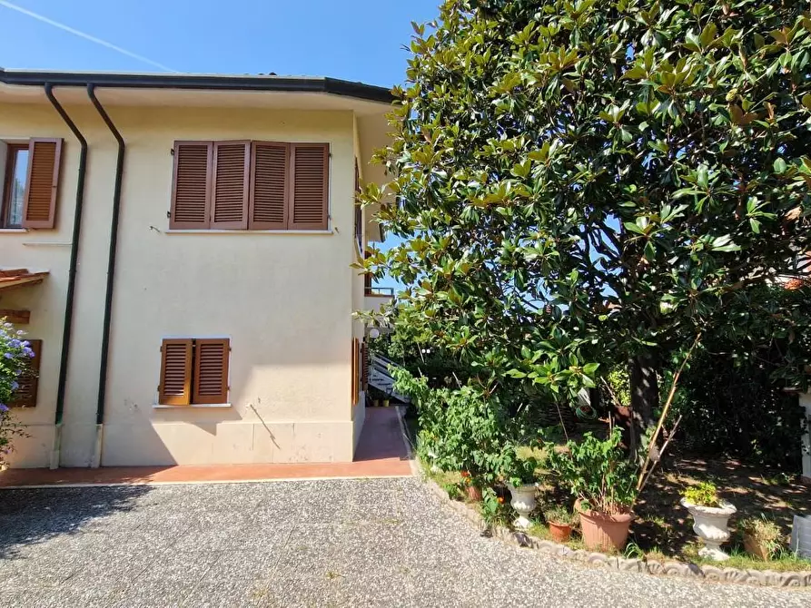 Immagine 11 di Villa in vendita  a Viareggio