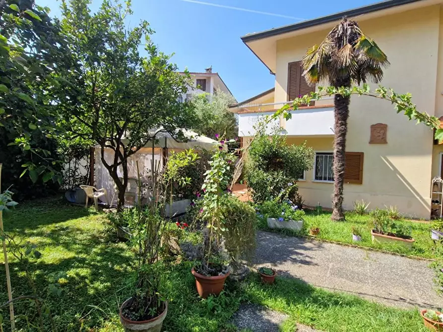 Immagine 6 di Villa in vendita  a Viareggio