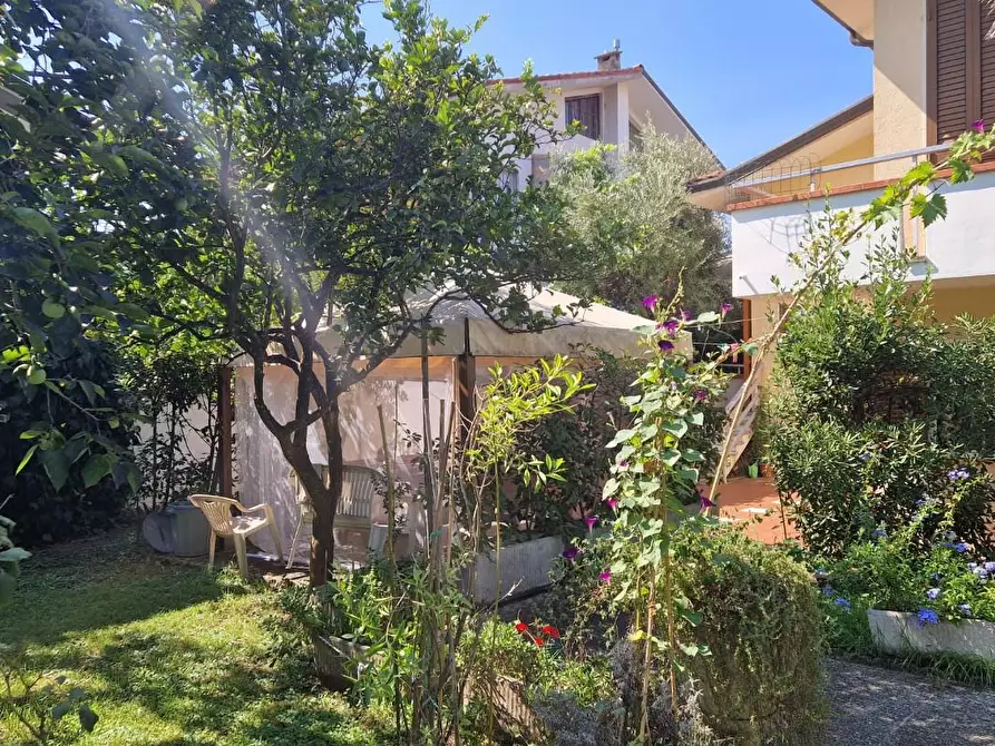 Immagine 2 di Villa in vendita  a Viareggio