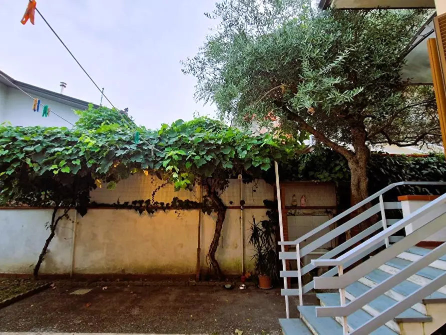 Immagine 15 di Villa in vendita  a Viareggio