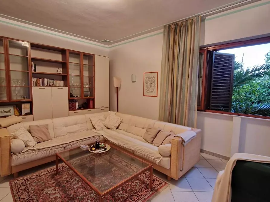 Immagine 4 di Villa in vendita  a Viareggio