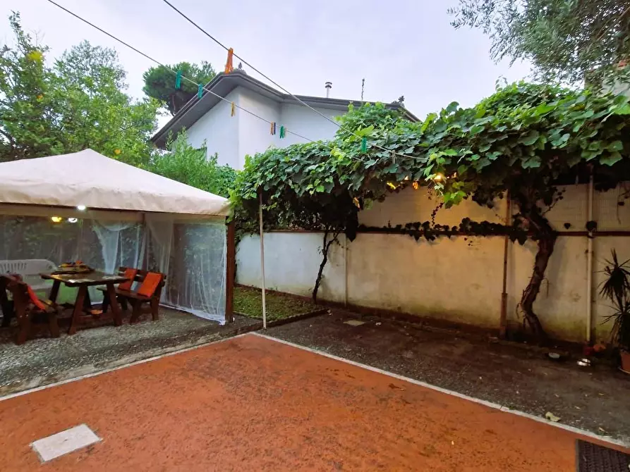 Immagine 14 di Villa in vendita  a Viareggio