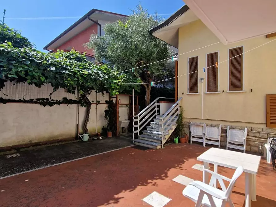 Immagine 8 di Villa in vendita  a Viareggio