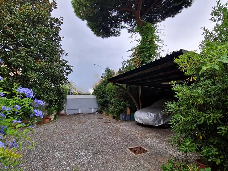 Immagine 16 di Villa in vendita  a Viareggio