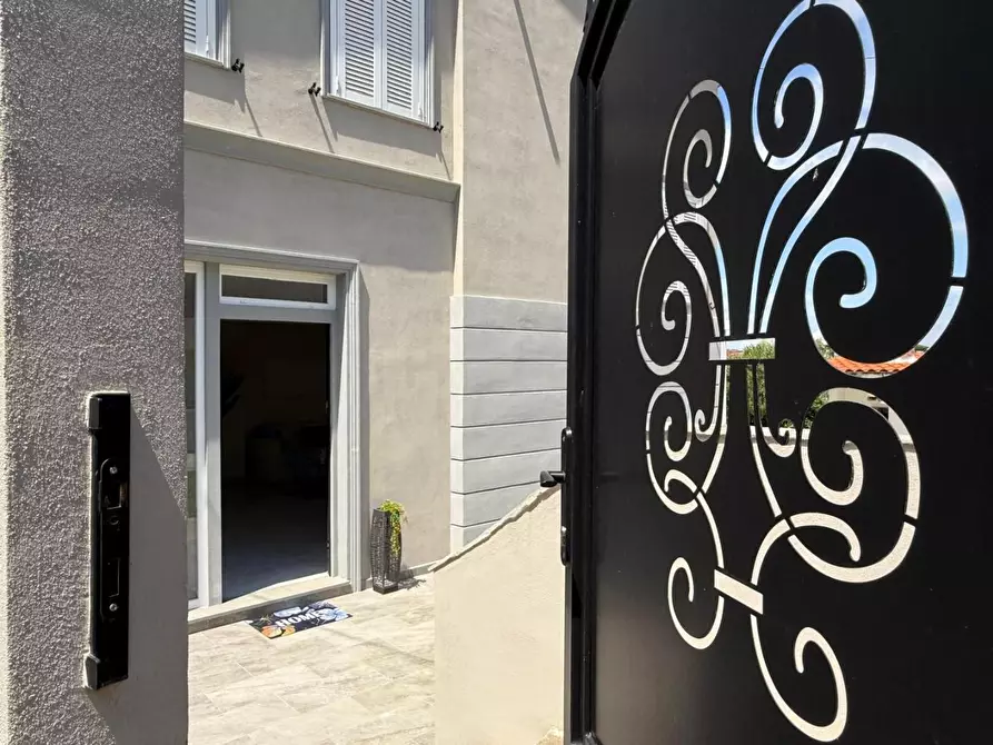 Immagine 2 di Casa bifamiliare in vendita  a Livorno