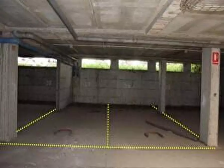 Immagine 4 di Locale commerciale in vendita  a Montignoso