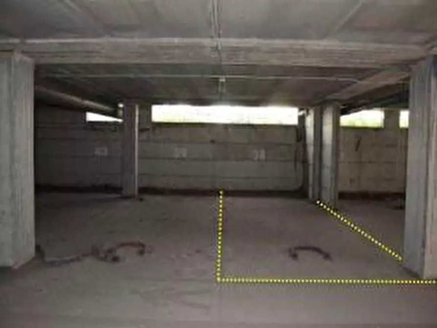 Immagine 3 di Locale commerciale in vendita  a Montignoso