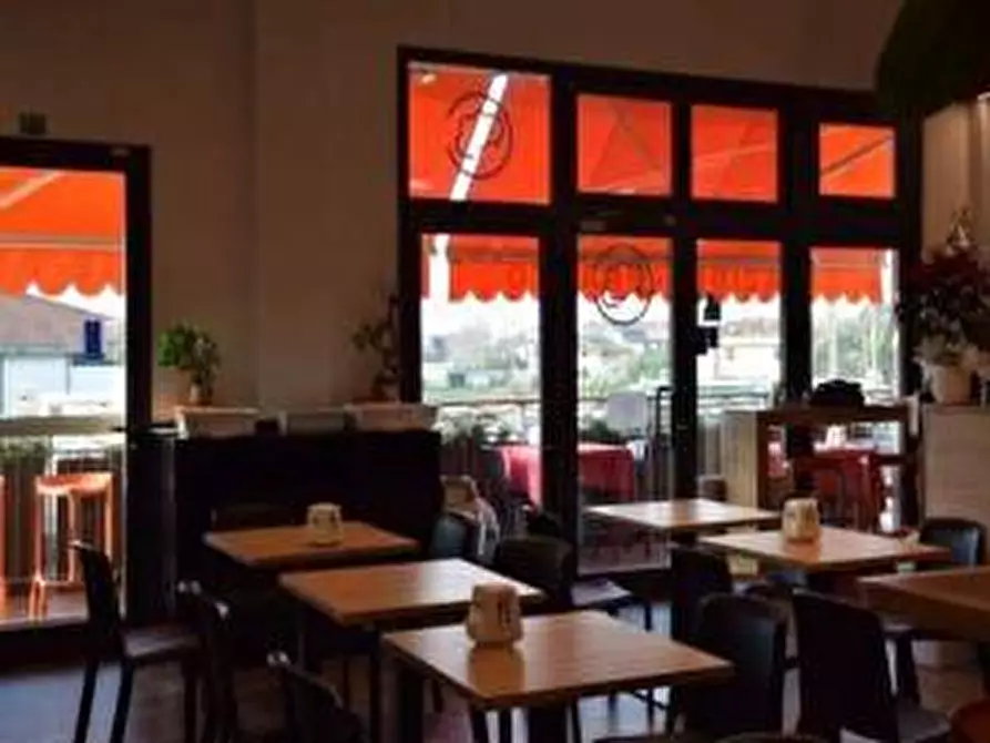 Immagine 4 di Negozio in vendita  a Montignoso