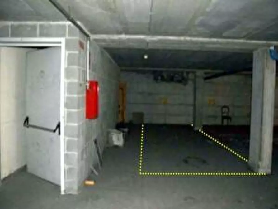 Immagine 3 di Negozio in vendita  a Montignoso