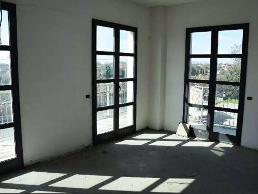 Immagine 3 di Locale commerciale in vendita  a Montignoso