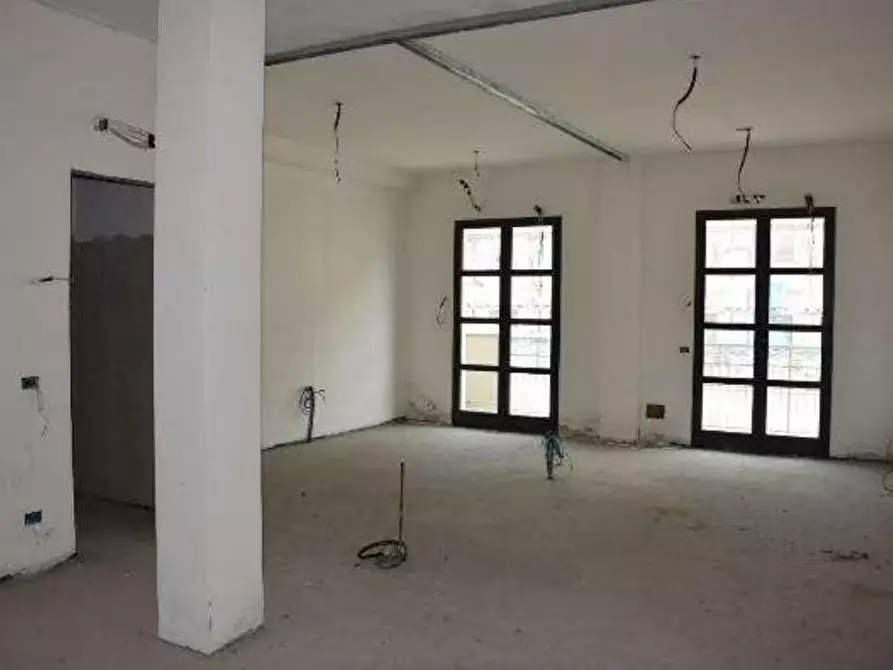 Immagine 4 di Locale commerciale in vendita  a Montignoso