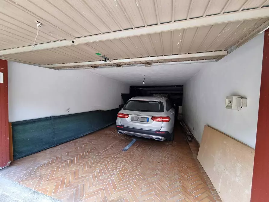 Immagine 38 di Villa in vendita  a Massa