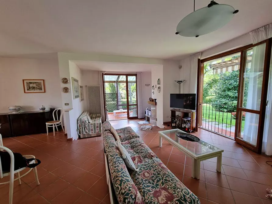 Immagine 7 di Villa in vendita  a Massa