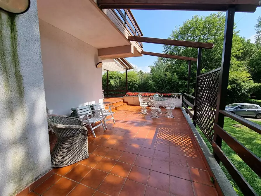 Immagine 11 di Villa in vendita  a Massa