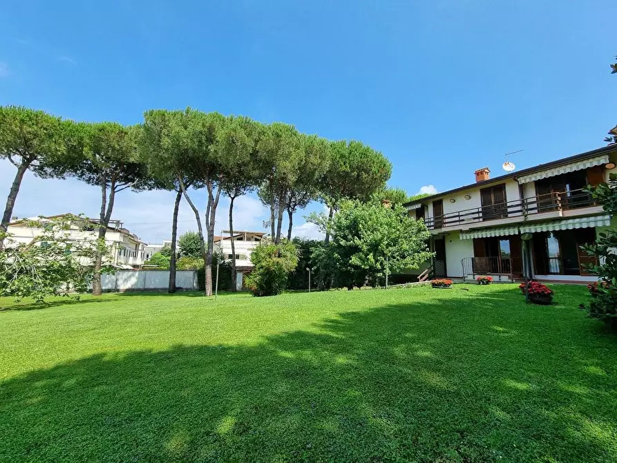 Immagine 5 di Villa in vendita  a Massa