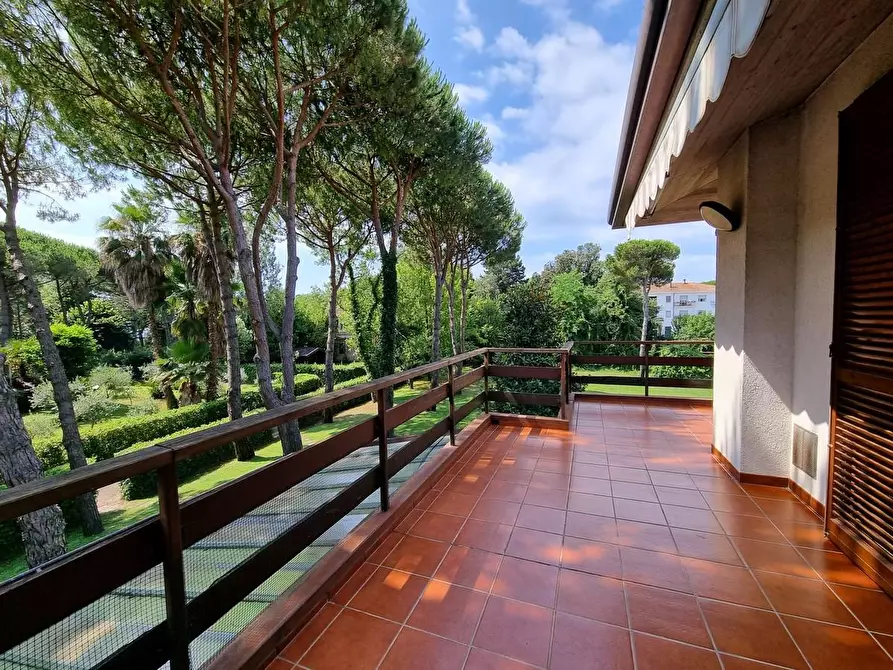 Immagine 32 di Villa in vendita  a Massa