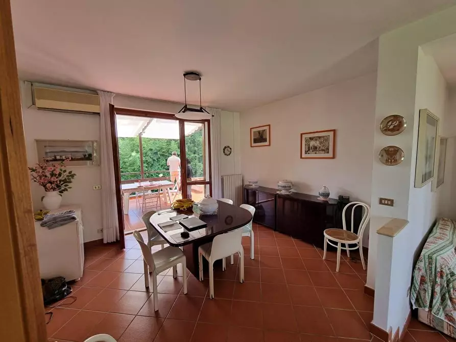 Immagine 8 di Villa in vendita  a Massa