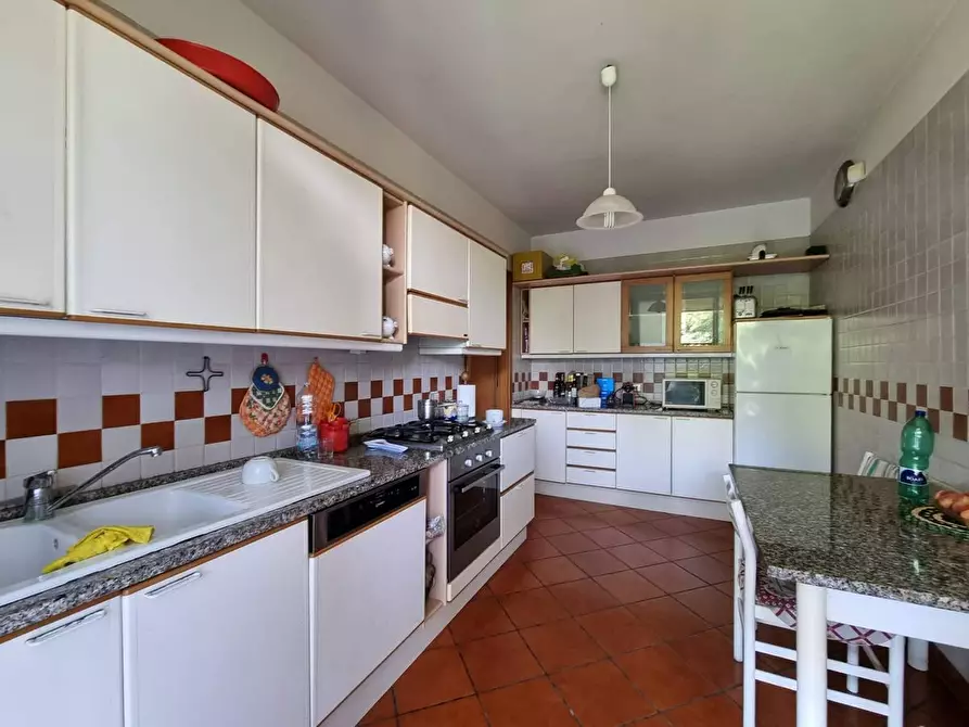 Immagine 13 di Villa in vendita  a Massa