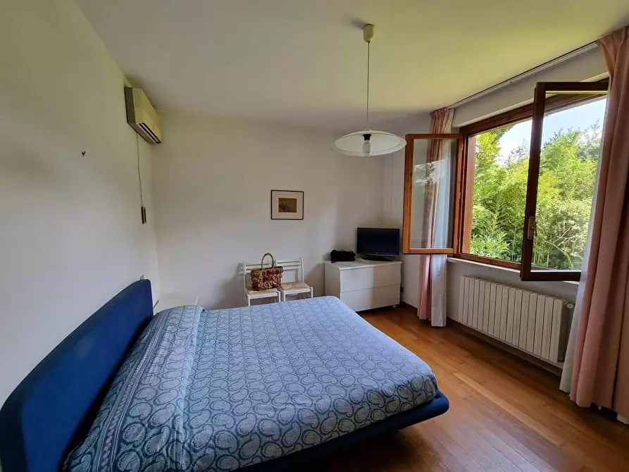 Immagine 17 di Villa in vendita  a Massa