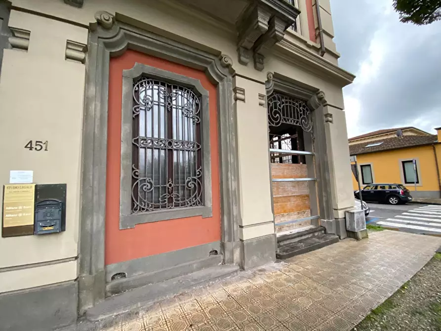 Immagine 8 di Locale commerciale in vendita  a Lucca