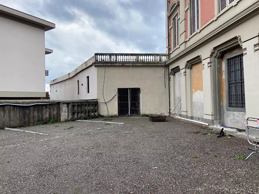 Immagine 4 di Locale commerciale in vendita  a Lucca