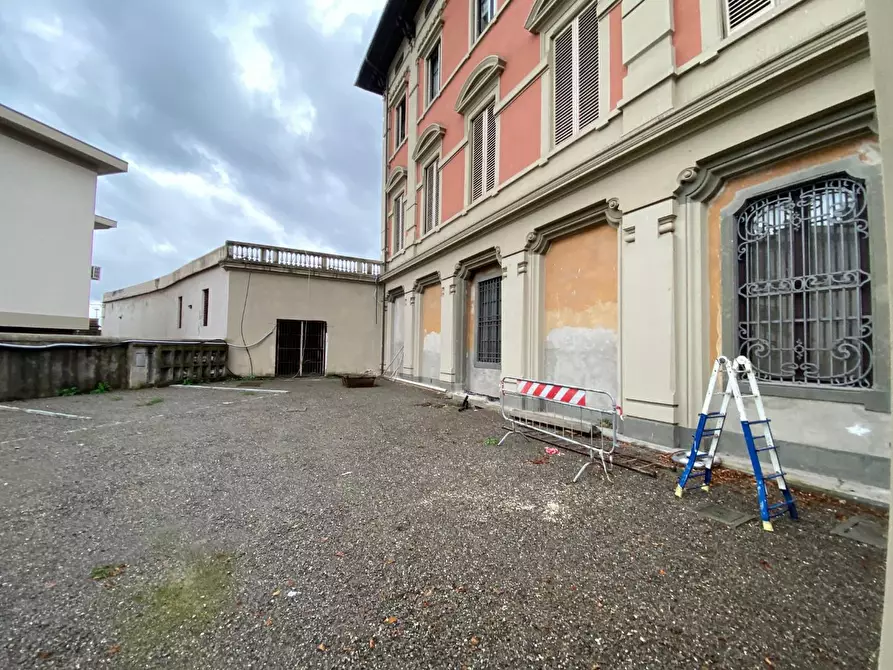 Immagine 10 di Locale commerciale in vendita  a Lucca