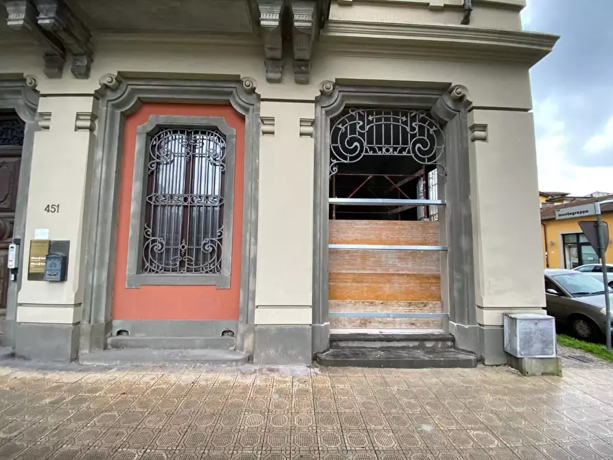 Immagine 9 di Locale commerciale in vendita  a Lucca