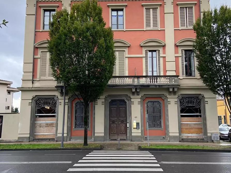 Immagine 7 di Locale commerciale in vendita  a Lucca