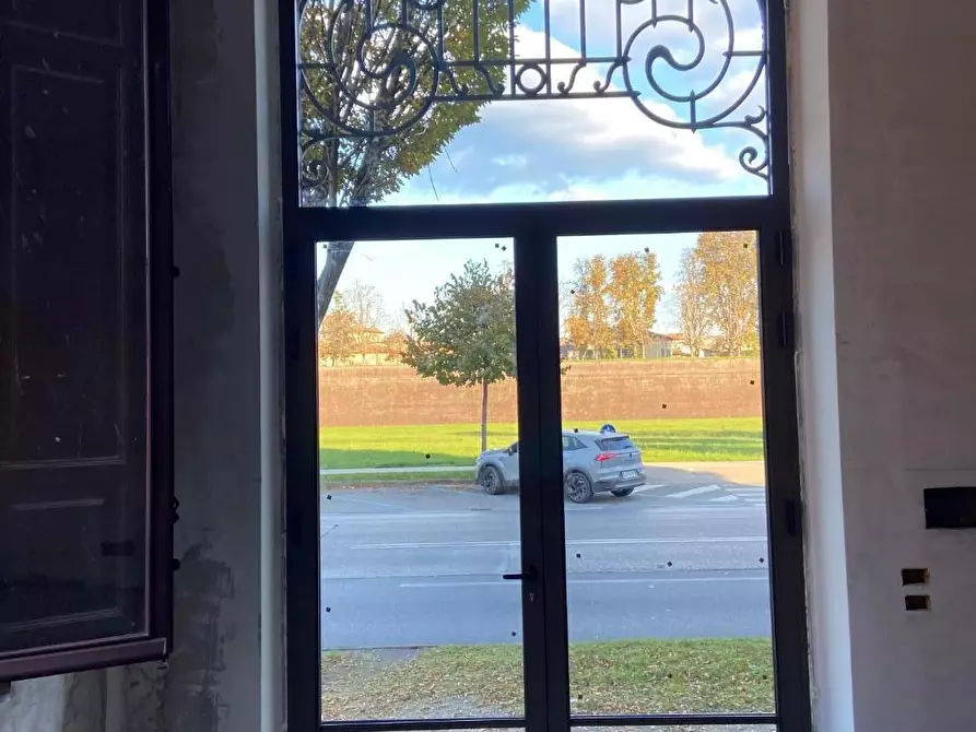 Immagine 2 di Locale commerciale in vendita  a Lucca