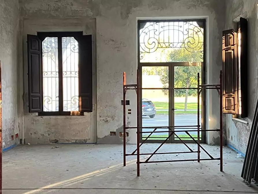 Immagine 3 di Locale commerciale in vendita  a Lucca