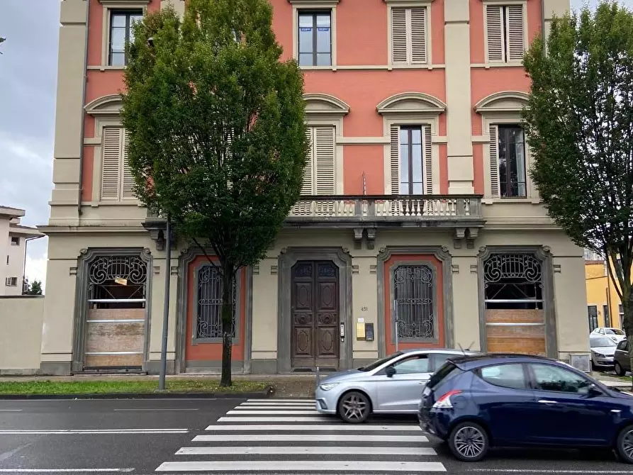 Immagine 5 di Locale commerciale in vendita  a Lucca