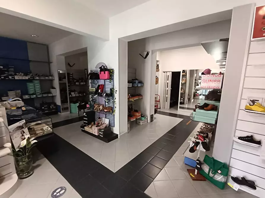 Immagine 2 di Locale commerciale in affitto  a San Giuliano Terme