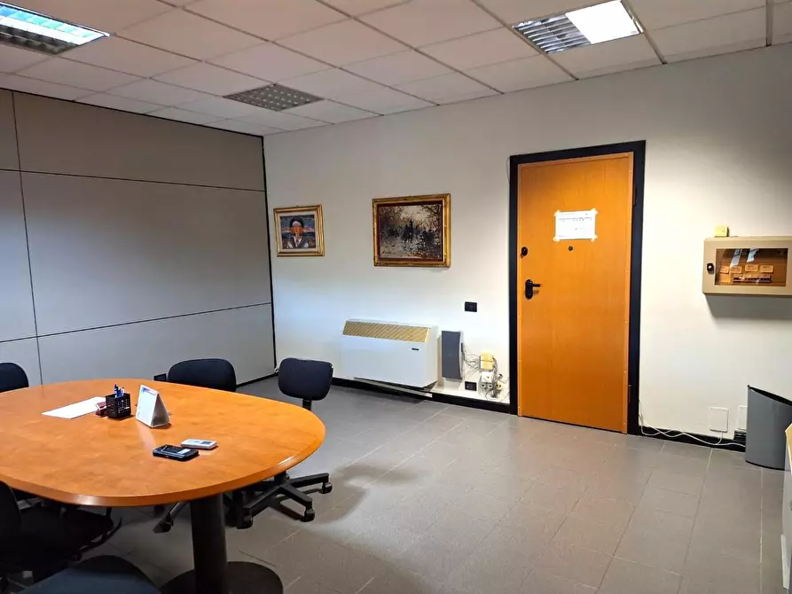 Immagine 9 di Ufficio in vendita  a Capannori