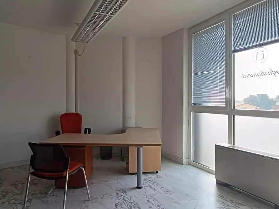 Immagine 22 di Ufficio in affitto  a Massa