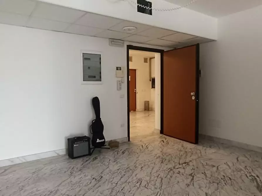 Immagine 27 di Ufficio in affitto  a Massa