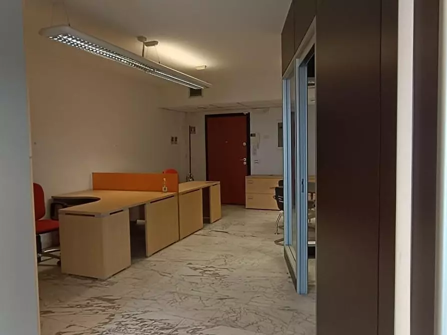 Immagine 24 di Ufficio in affitto  a Massa