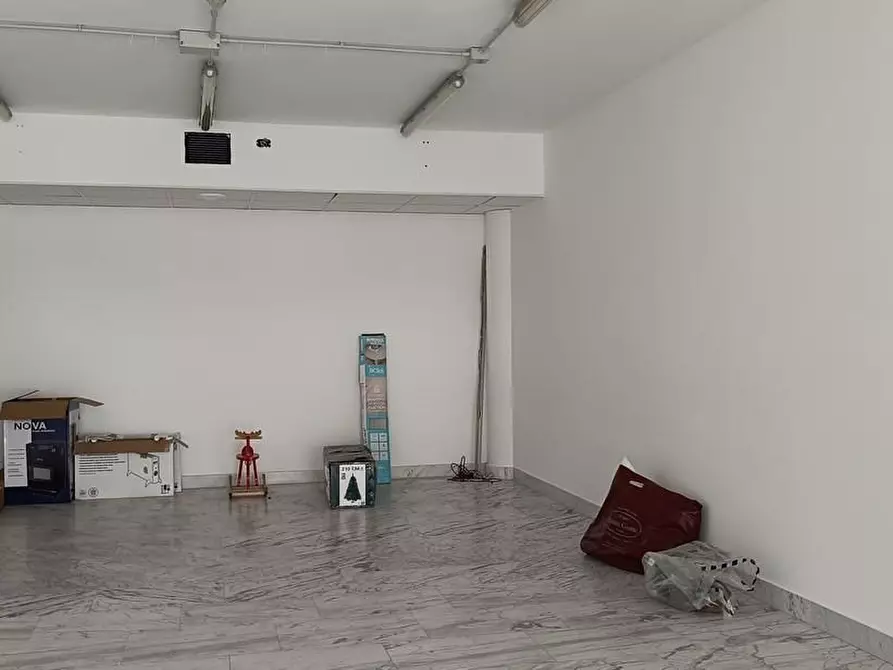 Immagine 33 di Ufficio in affitto  a Massa
